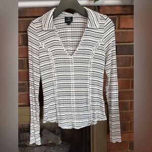 Oak & Trevis  long sleeve top size M new condition.